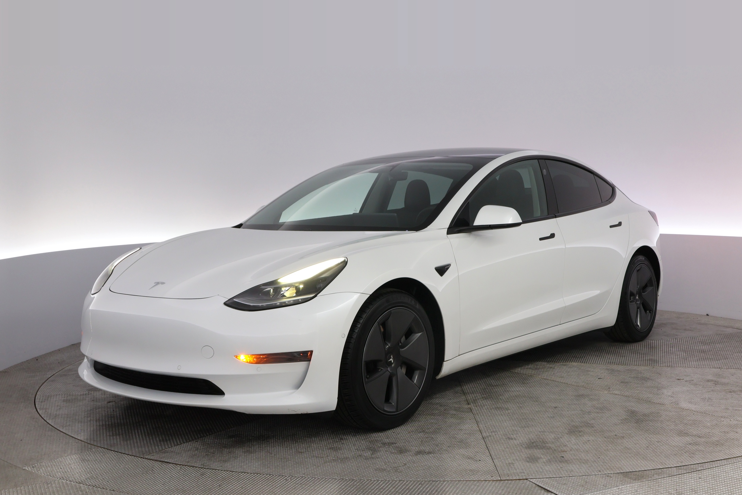 2021 Tesla Model 3 Standard Range Plus's photo