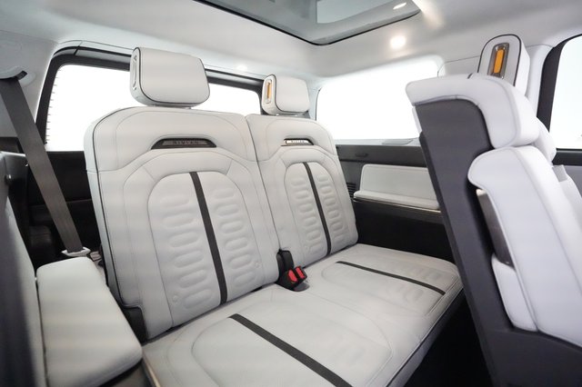 2023 Rivian R1S — photo 18 of 22