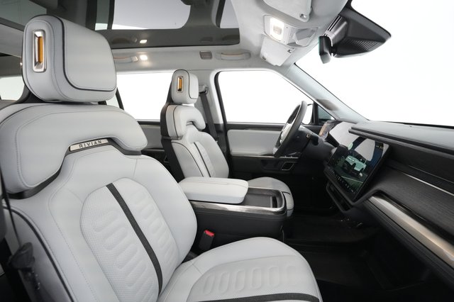 2023 Rivian R1S — photo 20 of 22