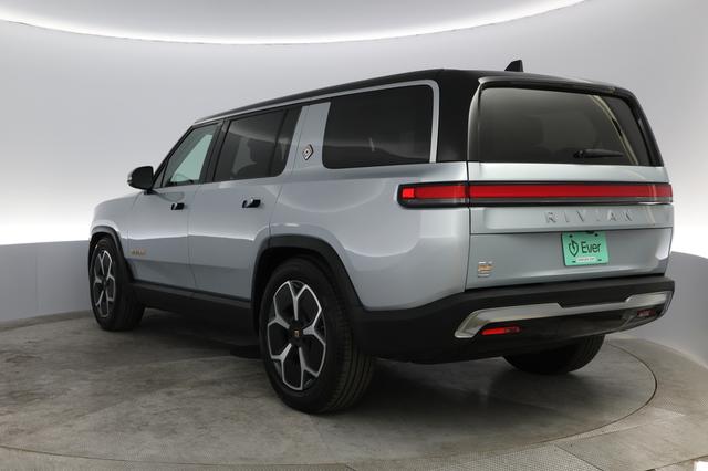 2023 Rivian R1S — photo 9 of 22