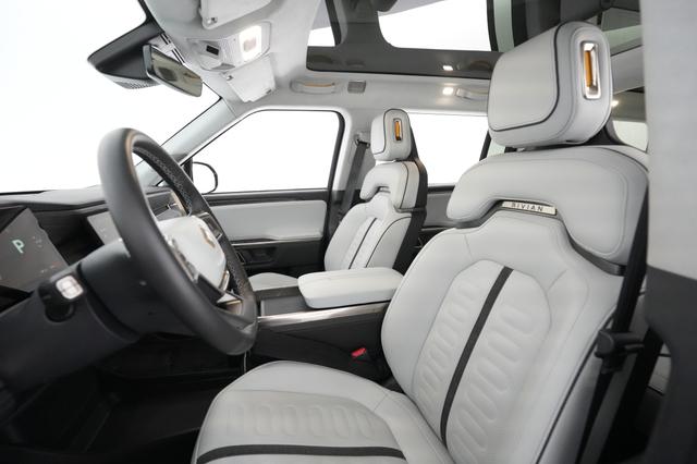 2023 Rivian R1S — photo 3 of 22