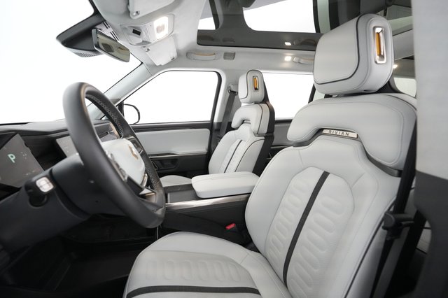 2023 Rivian R1S — photo 3 of 22