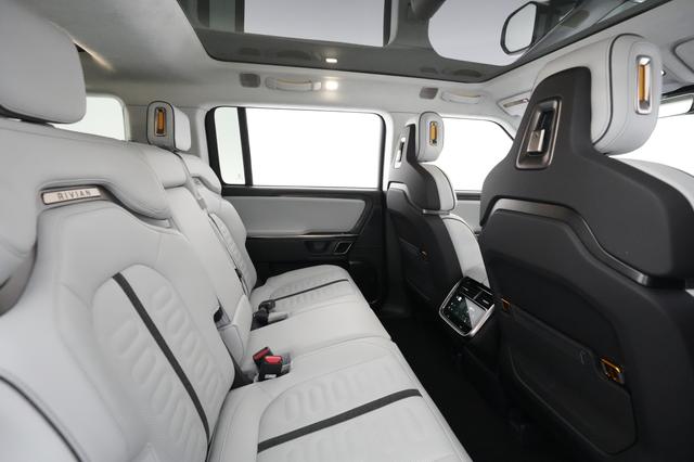 2023 Rivian R1S — photo 4 of 22