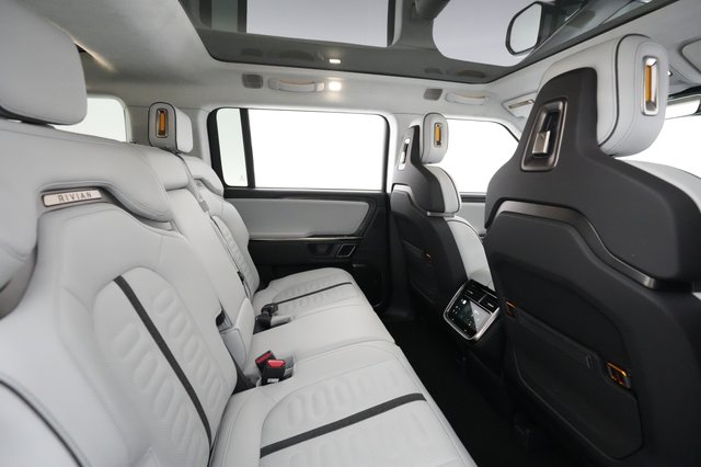 2023 Rivian R1S — photo 4 of 22