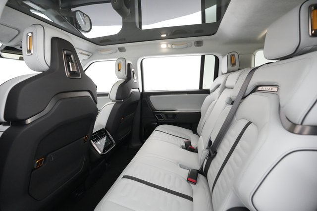 2023 Rivian R1S — photo 17 of 22