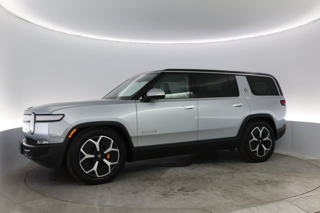 2023 Rivian R1S — photo 11 of 22