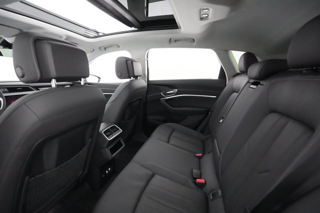 2021 Audi e-tron — photo 18 of 22