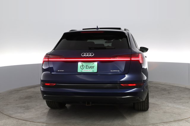 2021 Audi e-tron — photo 11 of 22