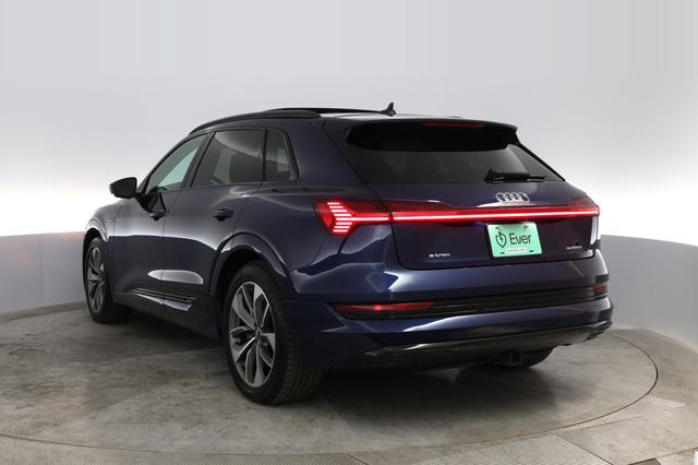 2021 Audi e-tron — photo 9 of 22