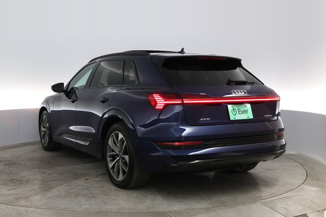 2021 Audi e-tron — photo 9 of 22