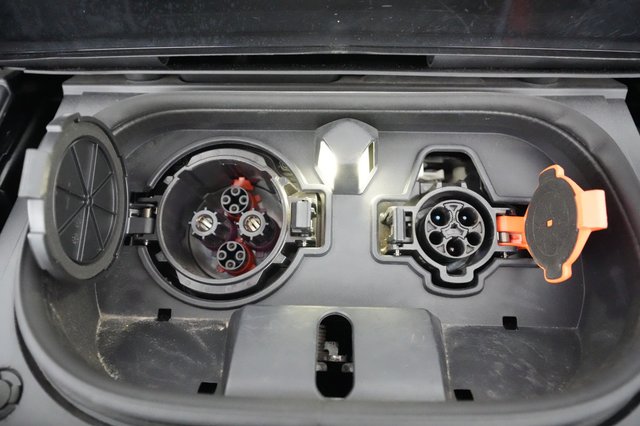 2018 Nissan LEAF — photo 8 of 23