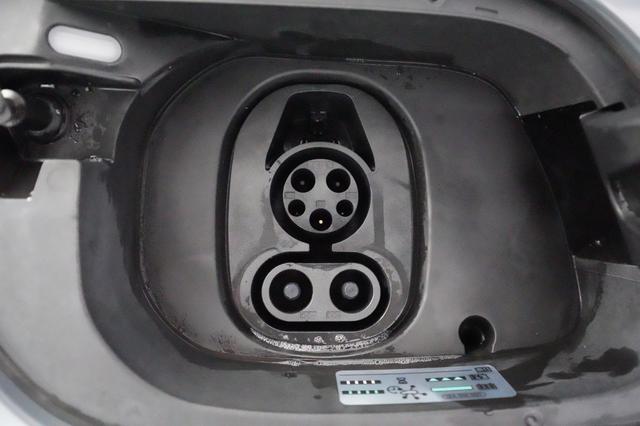2023 Volkswagen ID.4 — photo 8 of 21