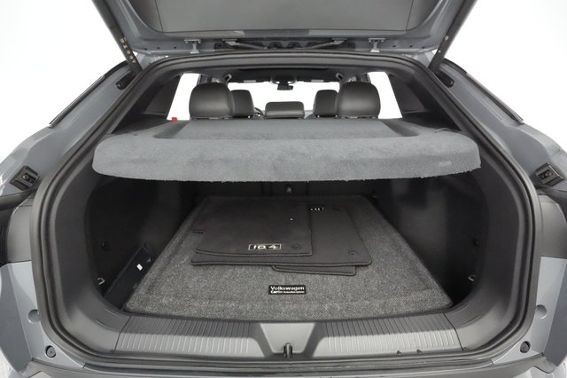 2023 Volkswagen ID.4 — photo 6 of 21