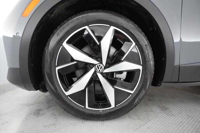 2023 Volkswagen ID.4 — photo 7 of 21