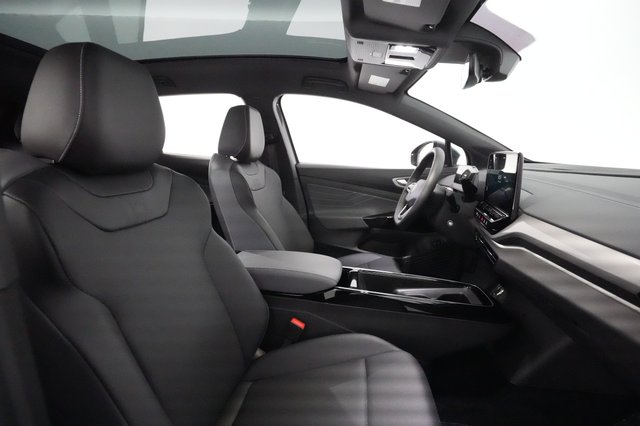 2023 Volkswagen ID.4 — photo 18 of 21