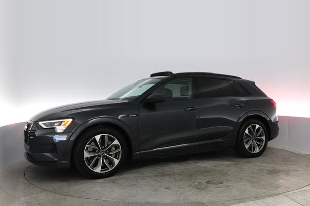 2021 Audi e-tron — photo 10 of 24