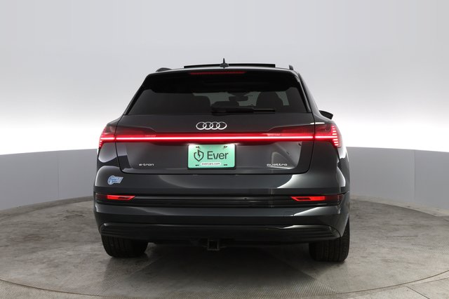 2021 Audi e-tron — photo 14 of 24