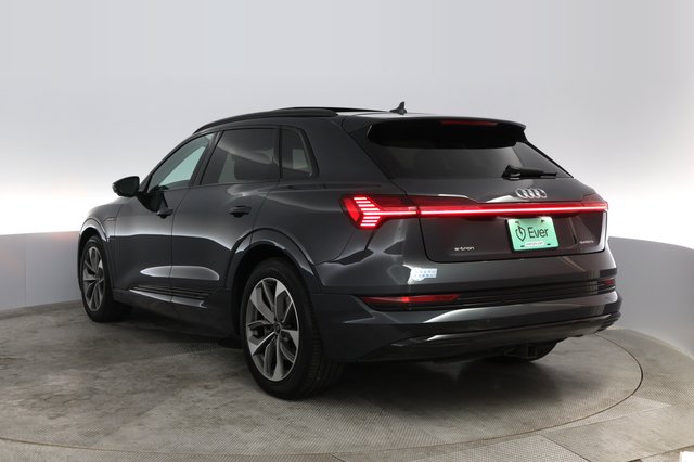 2021 Audi e-tron — photo 9 of 24
