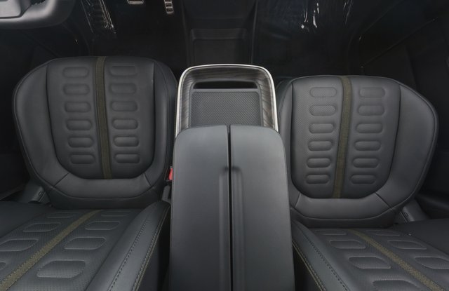 2022 Rivian R1S — photo 22 of 32