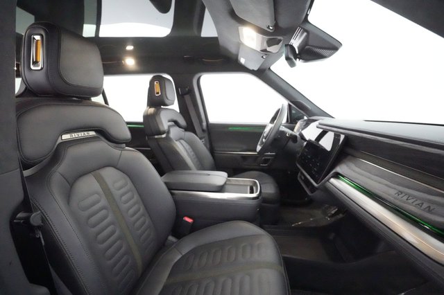 2022 Rivian R1S — photo 18 of 32