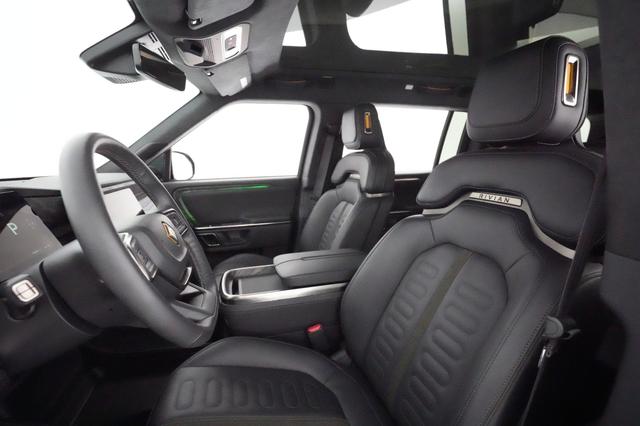 2022 Rivian R1S — photo 3 of 32