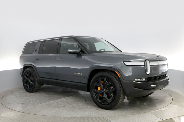 2022 Rivian R1S — photo 11 of 32