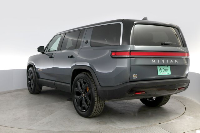 2022 Rivian R1S — photo 13 of 32