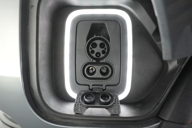 2022 Rivian R1S — photo 8 of 32