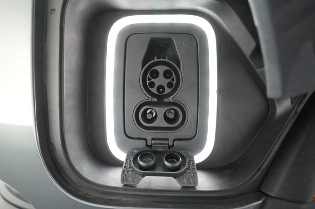2022 Rivian R1S — photo 8 of 32