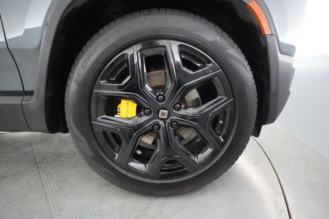 2022 Rivian R1S — photo 16 of 32