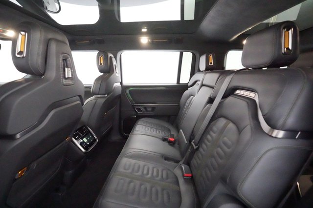 2022 Rivian R1S — photo 19 of 32