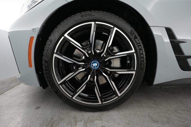 2022 BMW i4 — photo 11 of 38