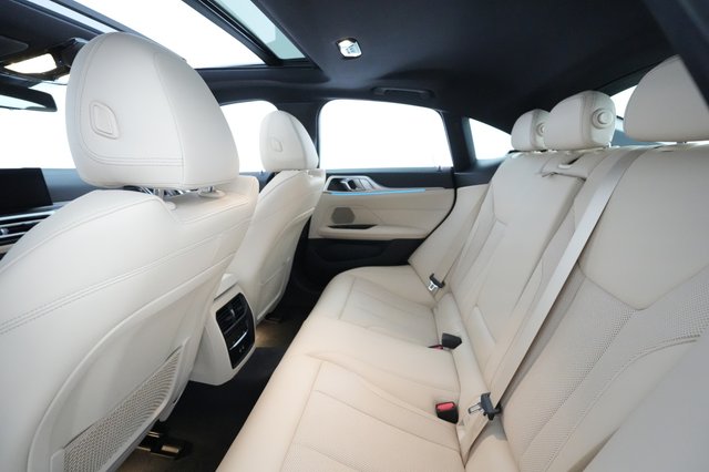 2022 BMW i4 — photo 16 of 38