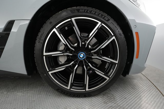 2022 BMW i4 — photo 13 of 38