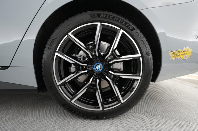 2022 BMW i4 — photo 12 of 38