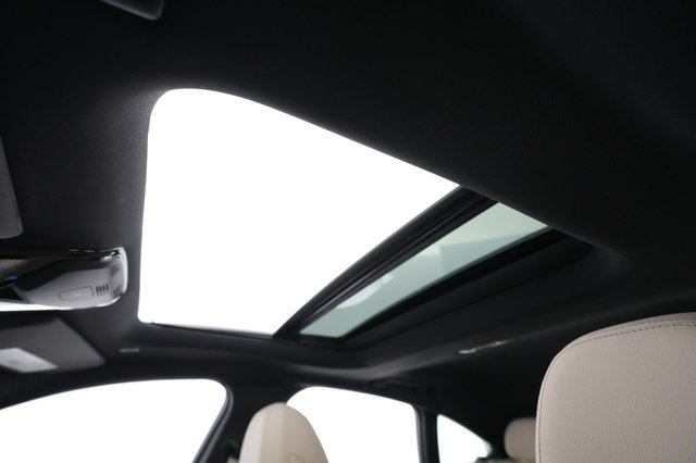 2022 BMW i4 — photo 18 of 38