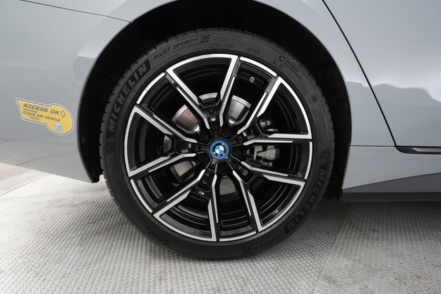 2022 BMW i4 — photo 14 of 38