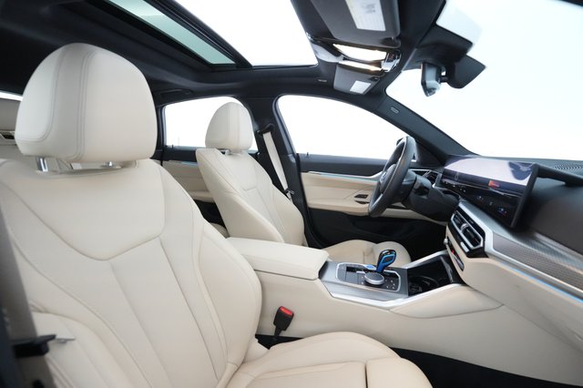 2022 BMW i4 — photo 17 of 38