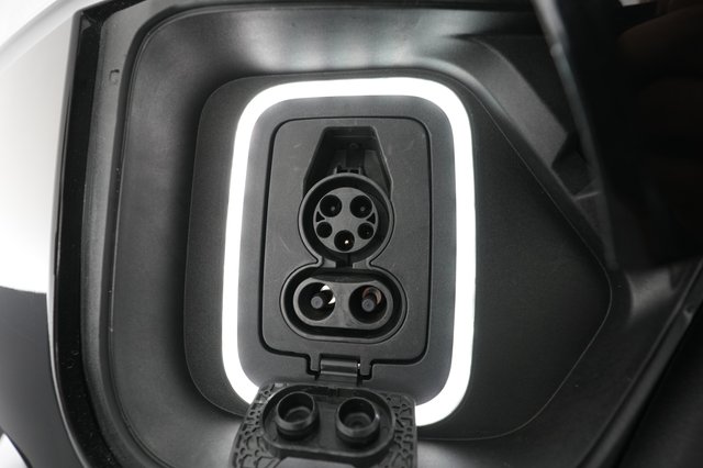 2022 Rivian R1S — photo 23 of 40