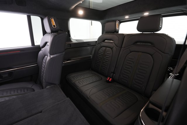 2022 Rivian R1S — photo 19 of 40