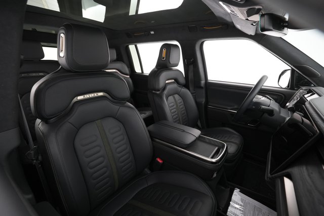 2022 Rivian R1S — photo 17 of 40