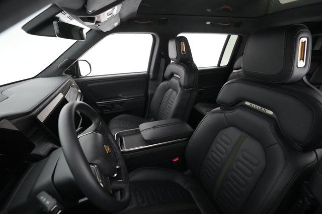 2022 Rivian R1S — photo 16 of 40
