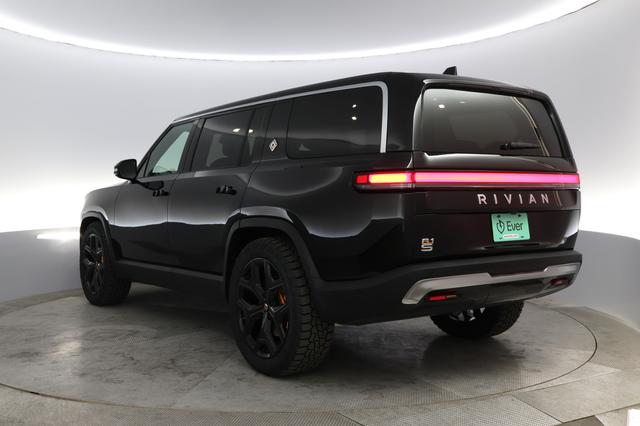 2022 Rivian R1S — photo 10 of 40
