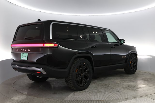2022 Rivian R1S — photo 2 of 40