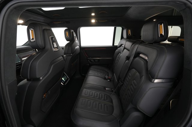 2022 Rivian R1S — photo 18 of 40