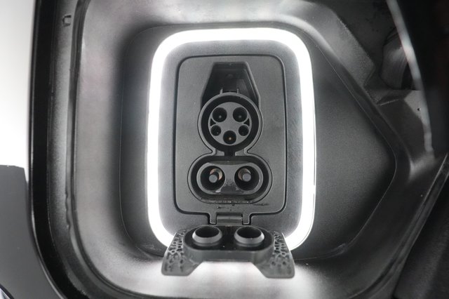 2022 Rivian R1S — photo 8 of 26