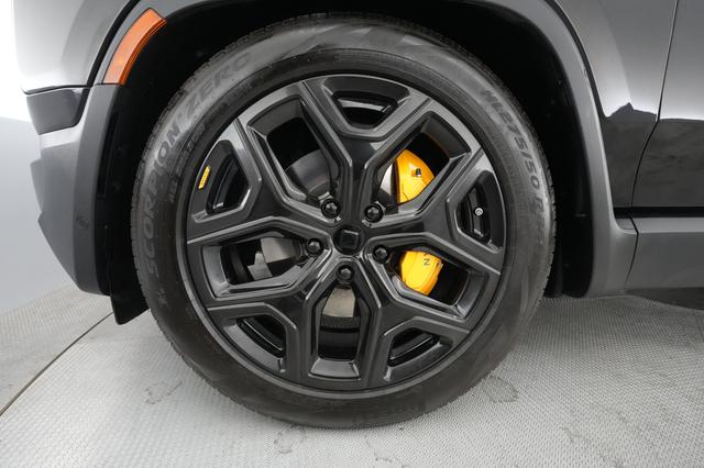 2022 Rivian R1S — photo 7 of 26