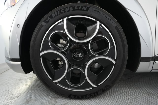 2024 Hyundai IONIQ 5 — photo 17 of 21