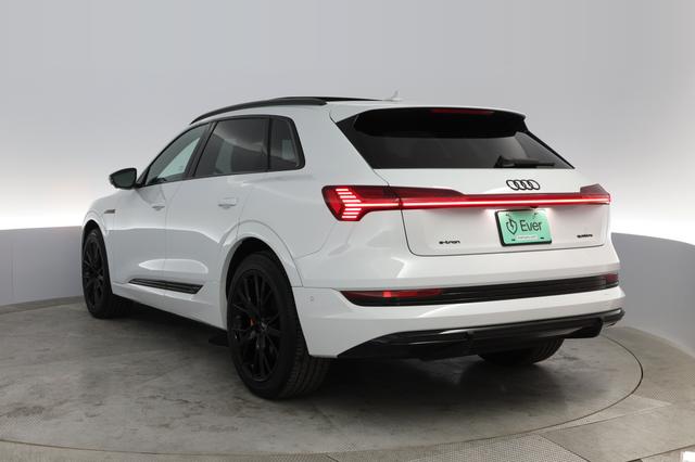 2022 Audi e-tron — photo 10 of 20