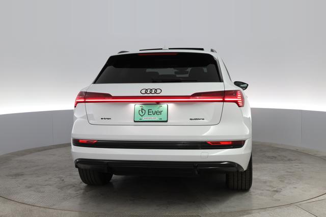 2022 Audi e-tron — photo 9 of 20